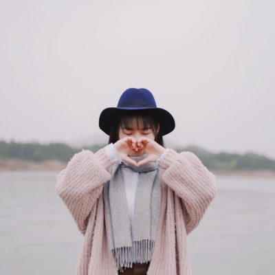woman-hat-and-heart-shape
